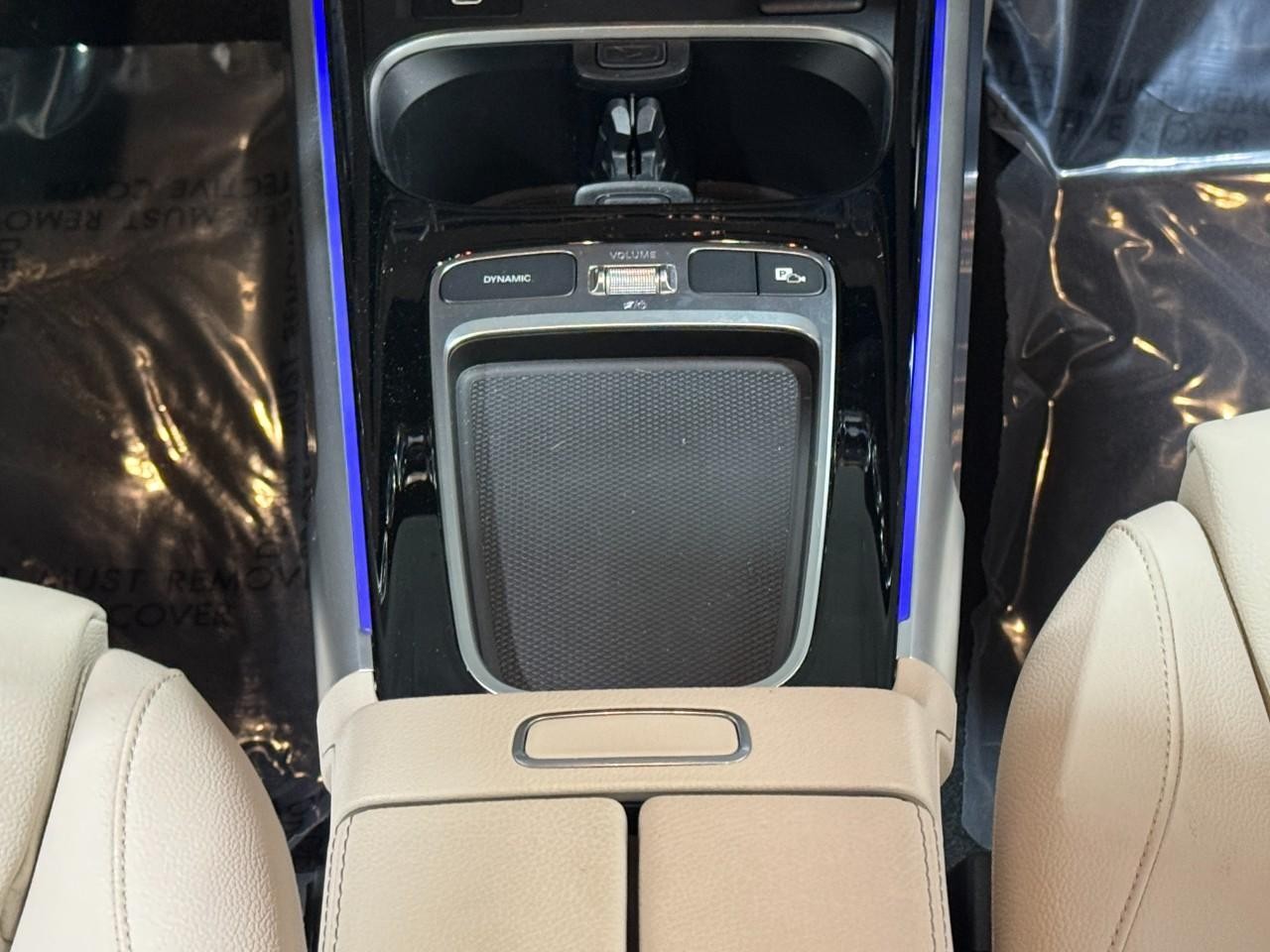 Mercedes-Benz GLB Vehicle Full-screen Gallery Image 16