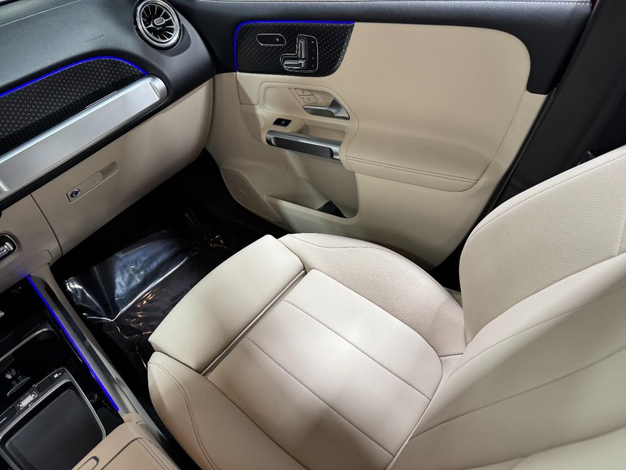 Mercedes-Benz GLB Vehicle Full-screen Gallery Image 17