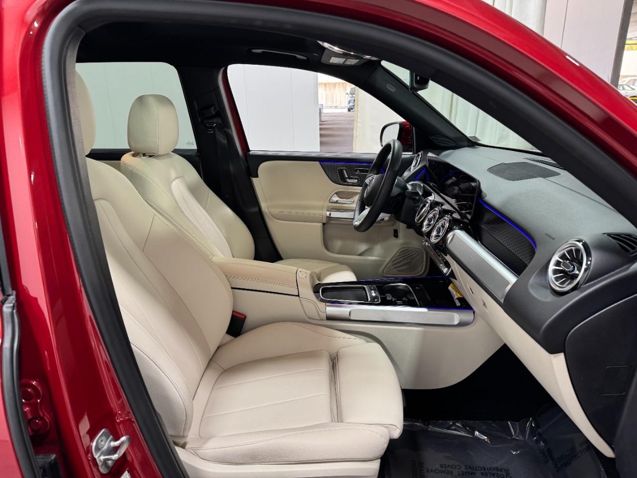 Mercedes-Benz GLB Vehicle Full-screen Gallery Image 18