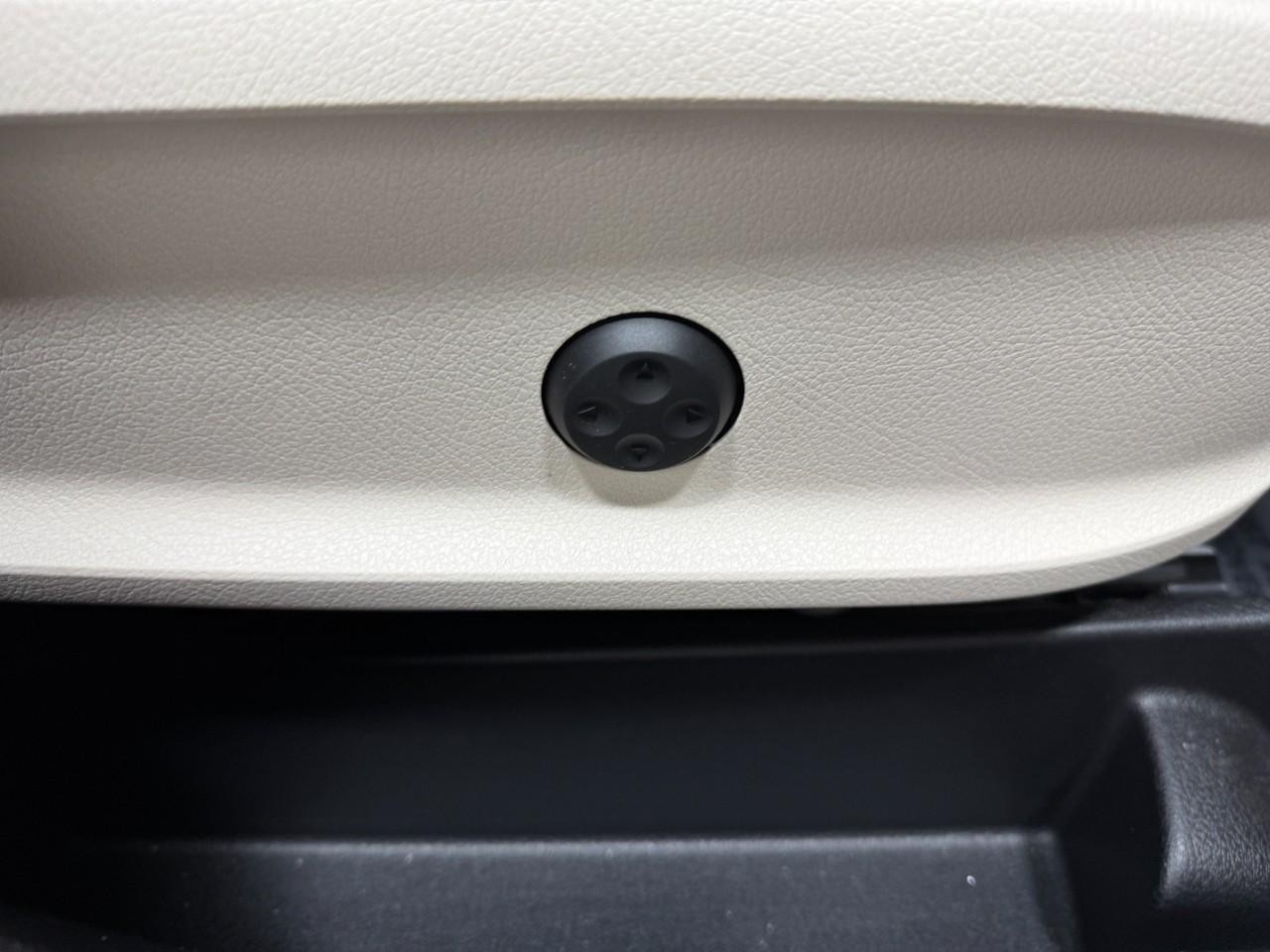 Mercedes-Benz GLB Vehicle Full-screen Gallery Image 20