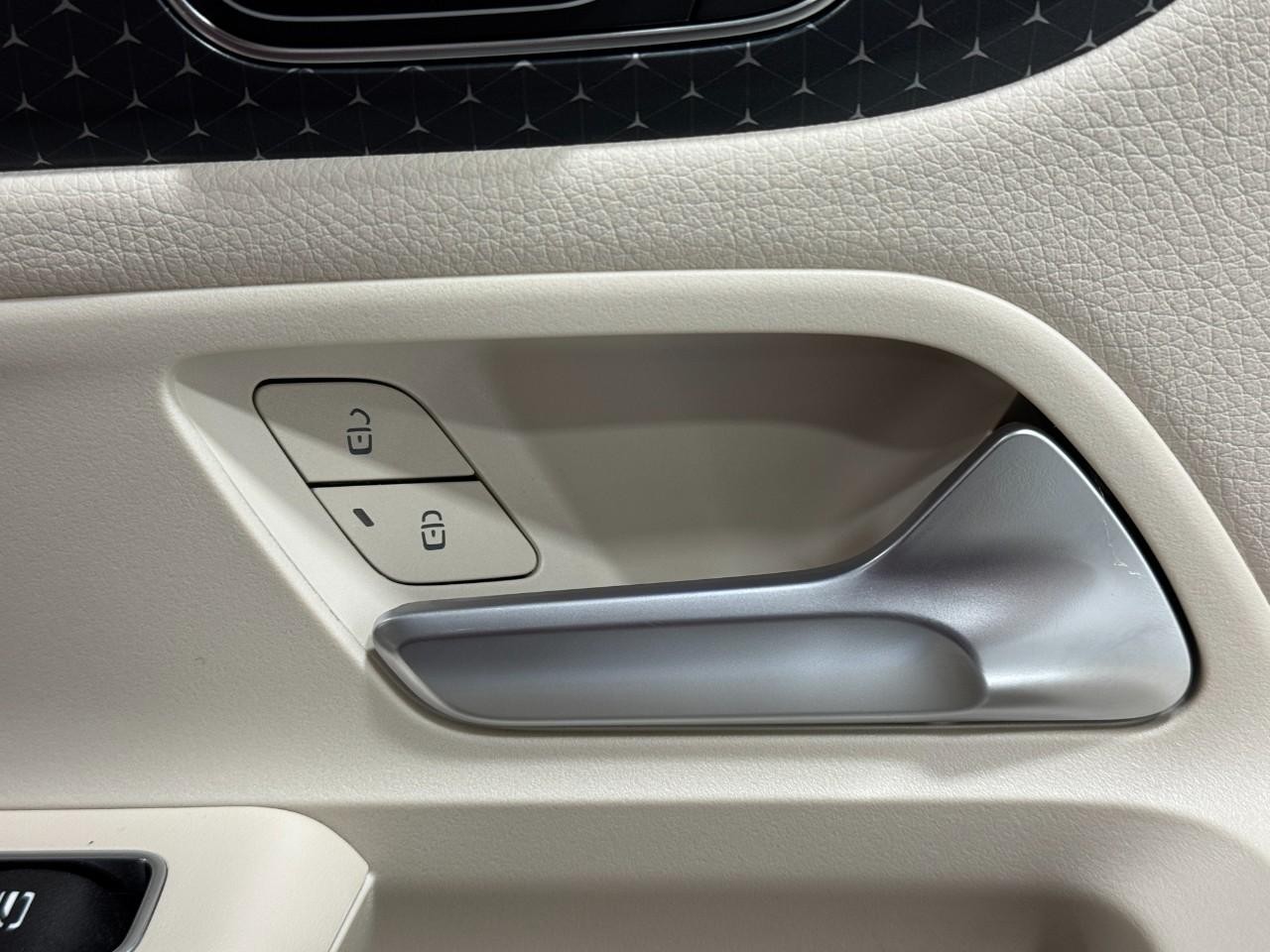 Mercedes-Benz GLB Vehicle Full-screen Gallery Image 22