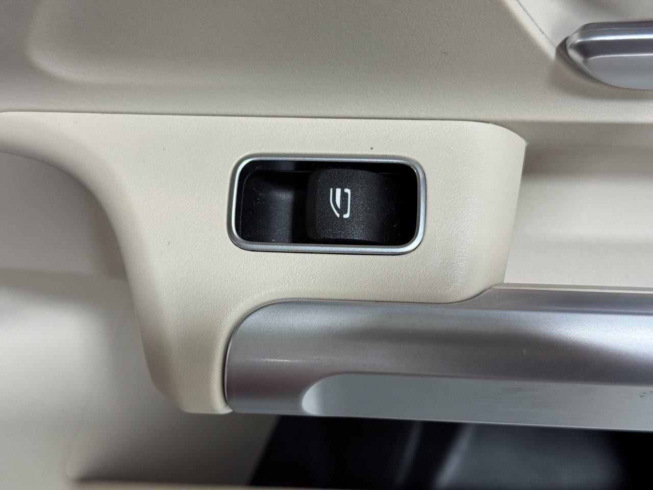 Mercedes-Benz GLB Vehicle Full-screen Gallery Image 23