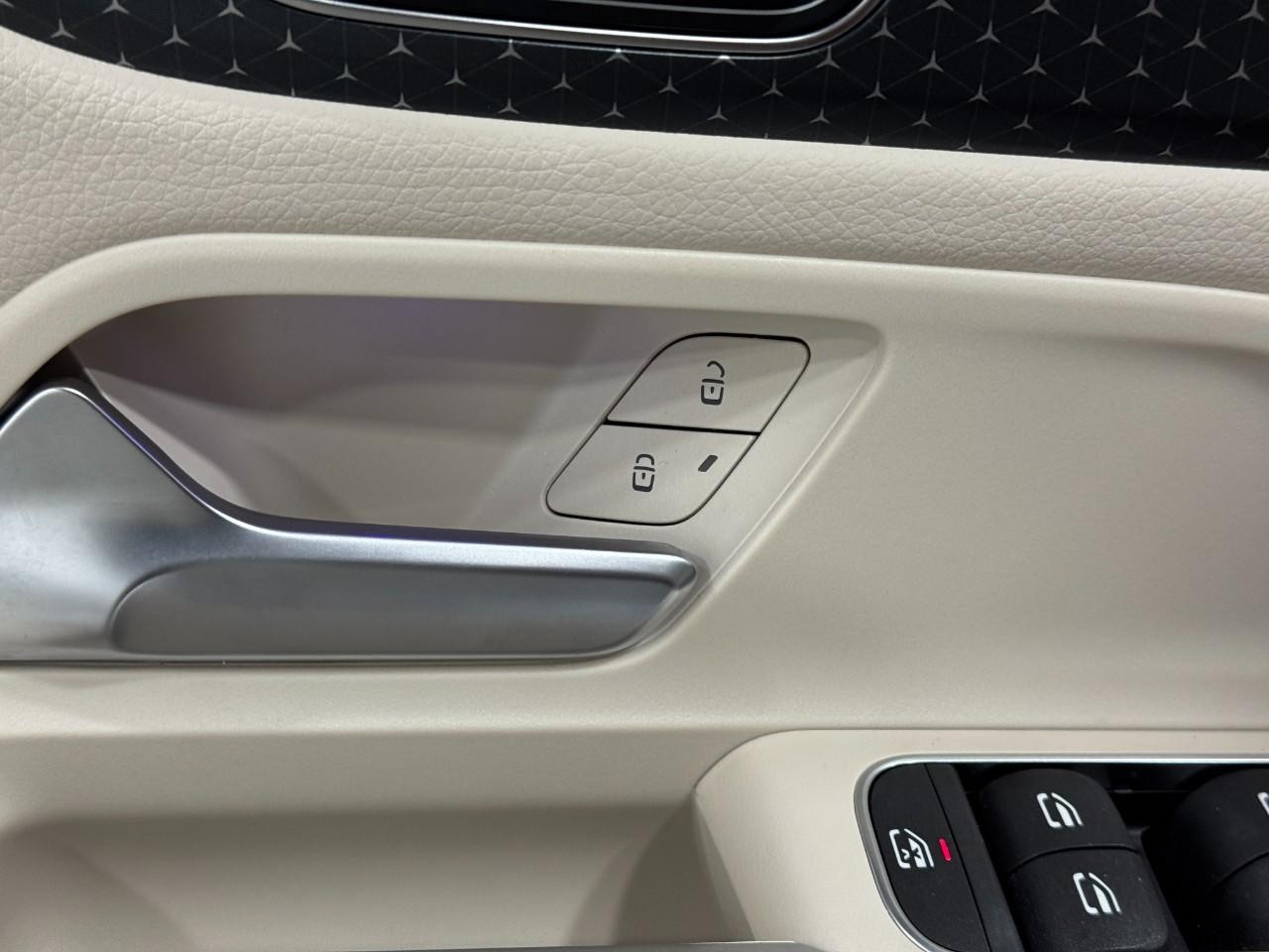 Mercedes-Benz GLB Vehicle Full-screen Gallery Image 25