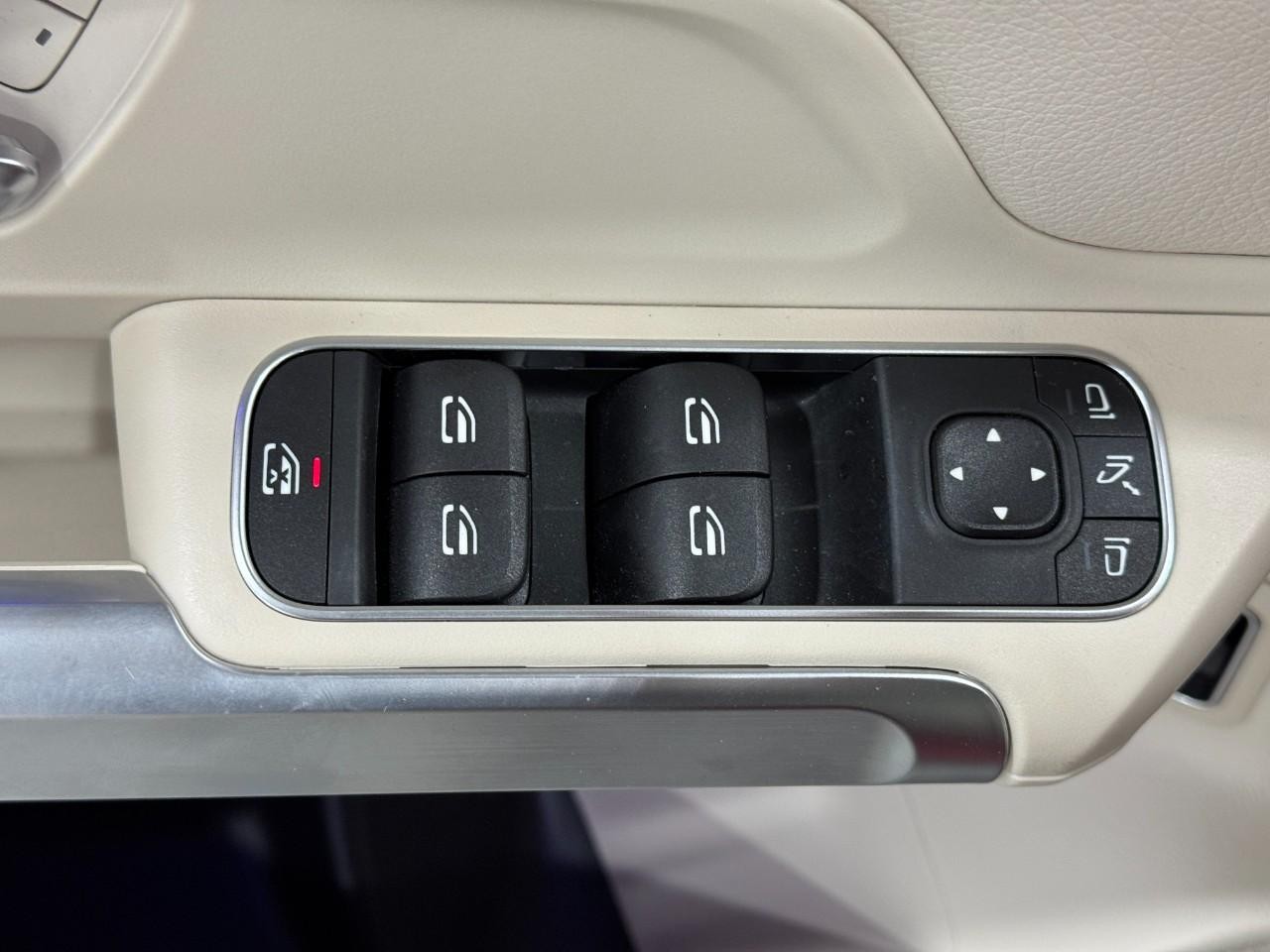 Mercedes-Benz GLB Vehicle Full-screen Gallery Image 26