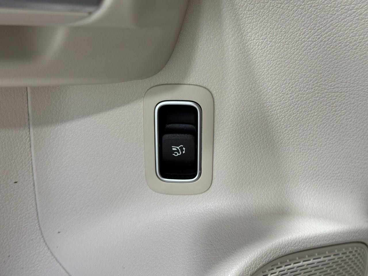 Mercedes-Benz GLB Vehicle Full-screen Gallery Image 27