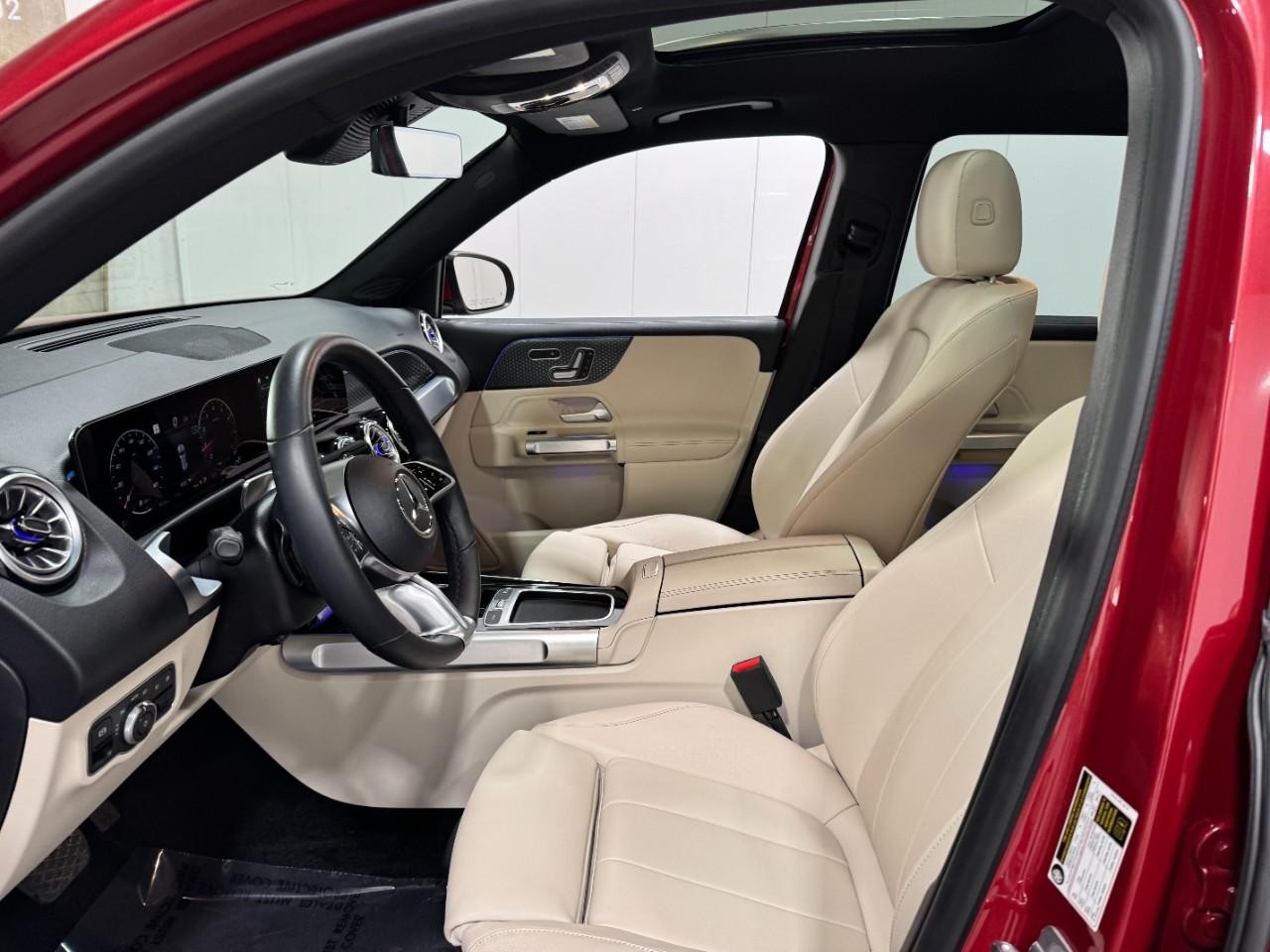 Mercedes-Benz GLB Vehicle Full-screen Gallery Image 28