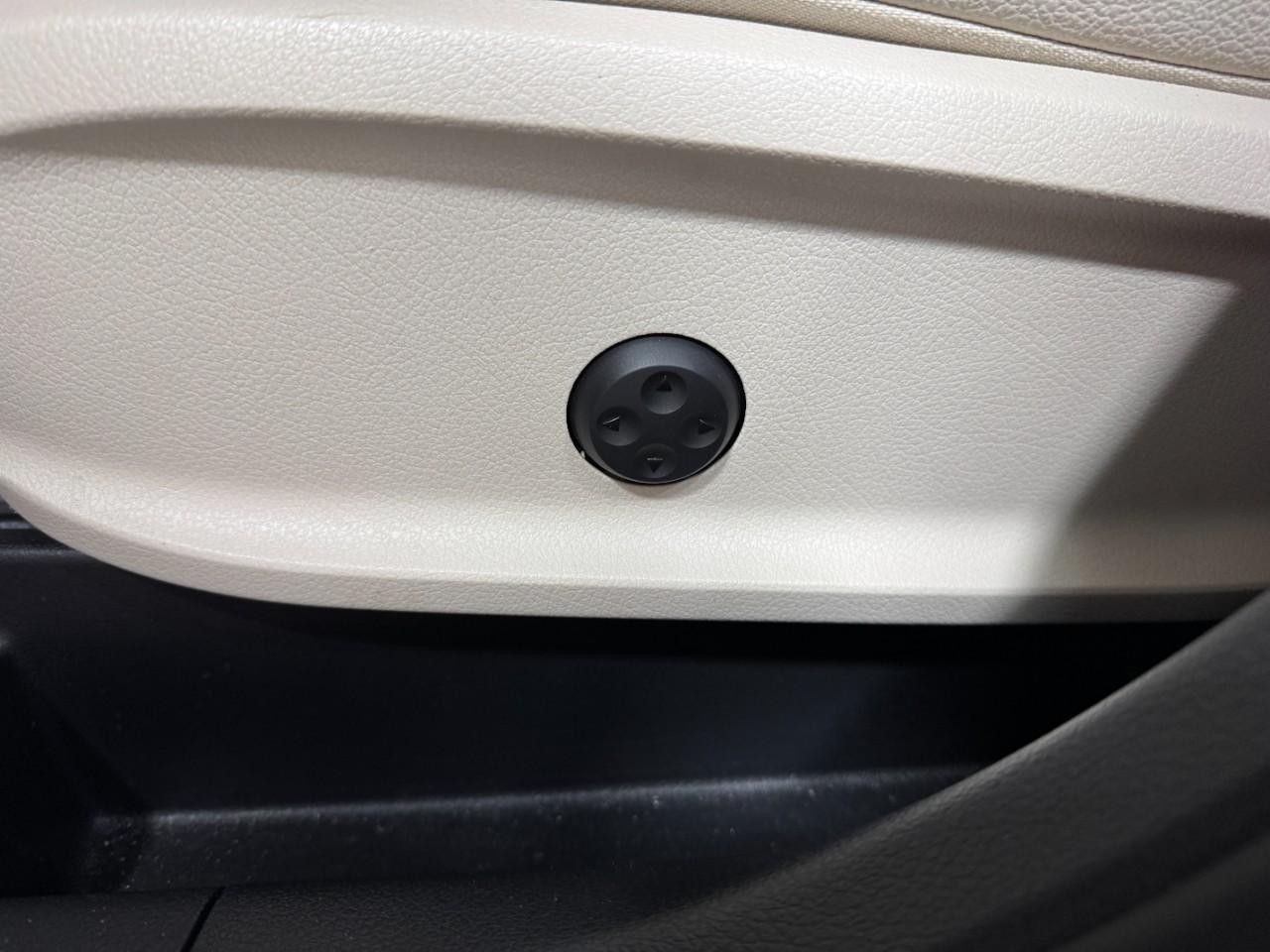 Mercedes-Benz GLB Vehicle Full-screen Gallery Image 30