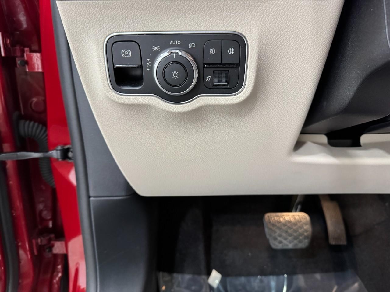 Mercedes-Benz GLB Vehicle Full-screen Gallery Image 31