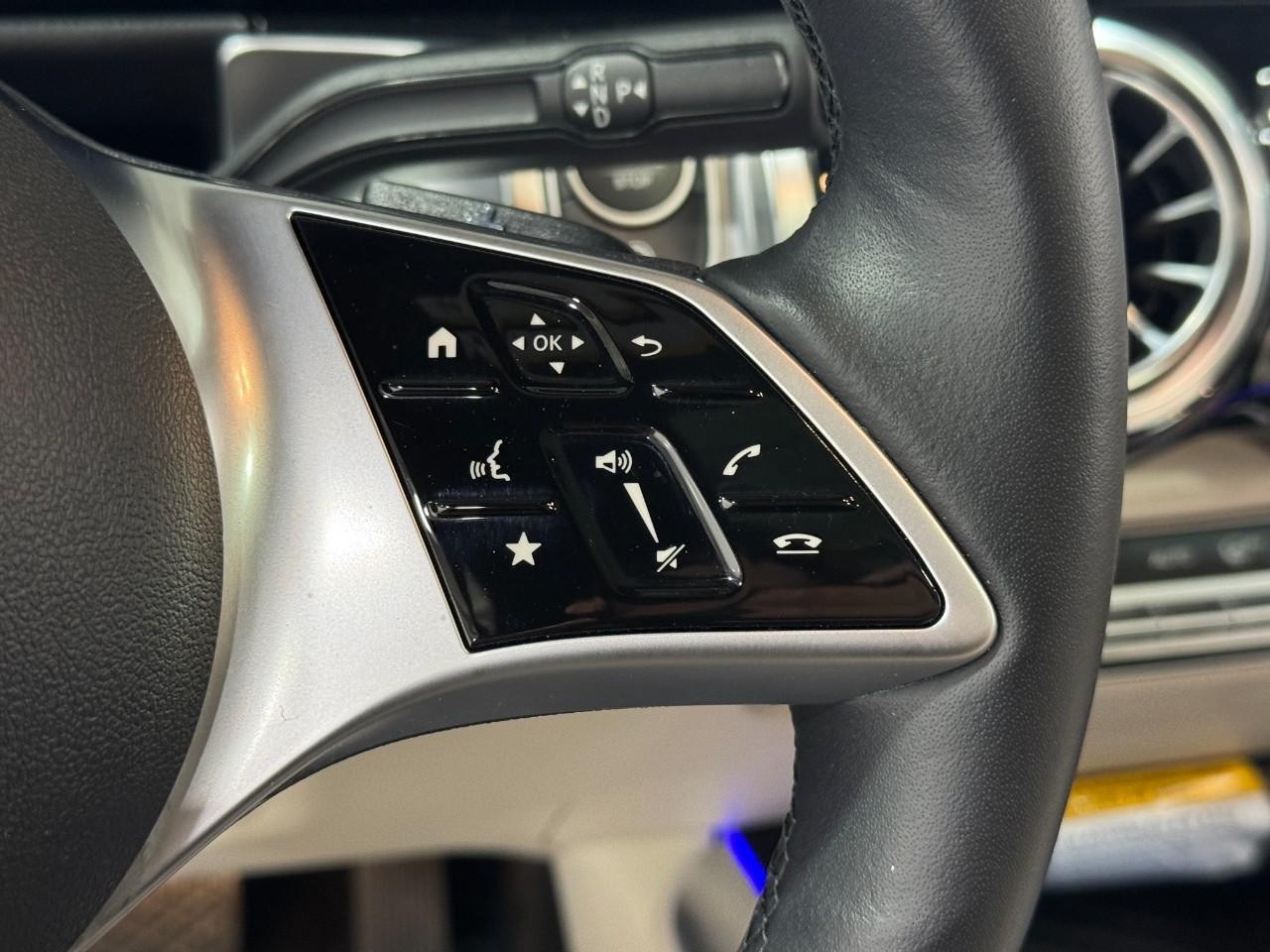 Mercedes-Benz GLB Vehicle Full-screen Gallery Image 33