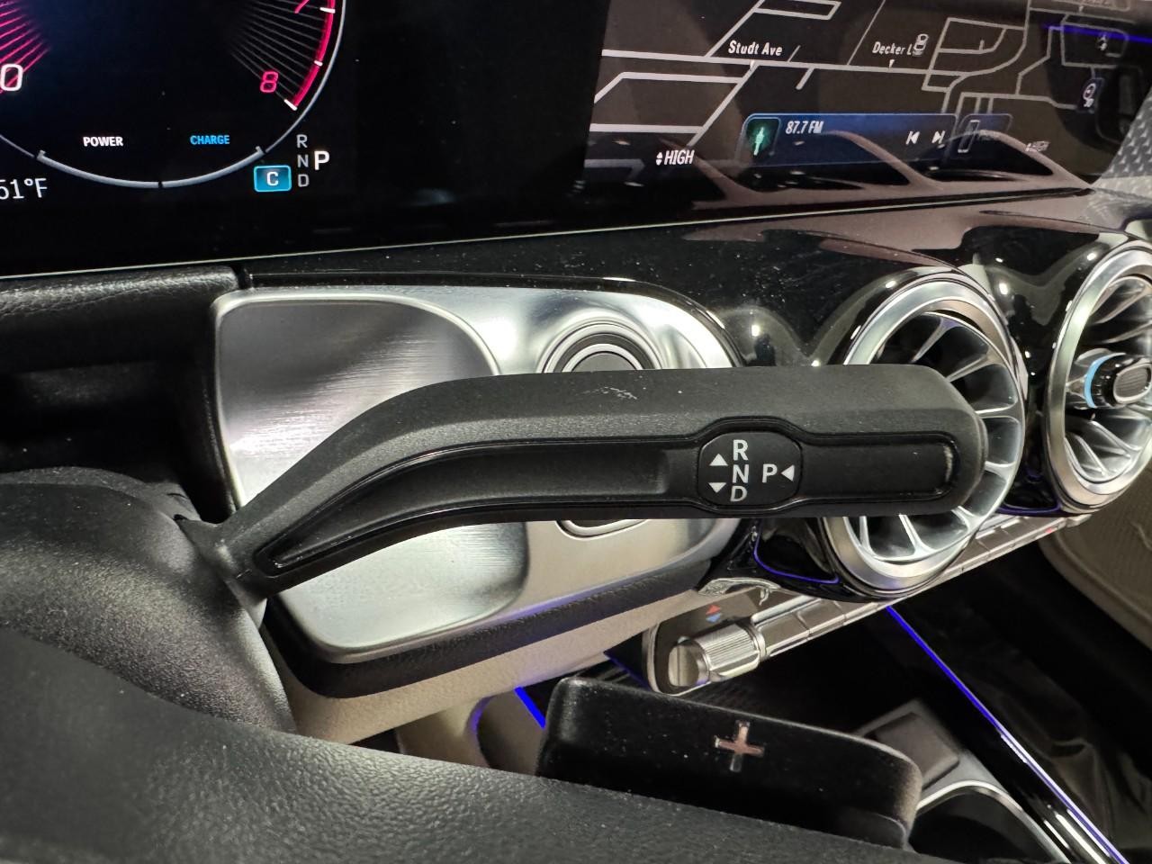 Mercedes-Benz GLB Vehicle Full-screen Gallery Image 35