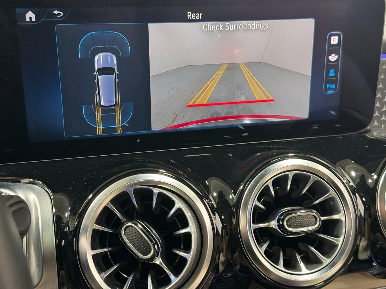 Mercedes-Benz GLB Vehicle Full-screen Gallery Image 36