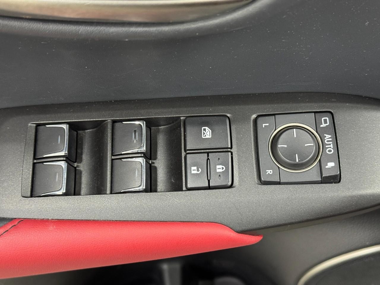 Lexus NX Vehicle Full-screen Gallery Image 24