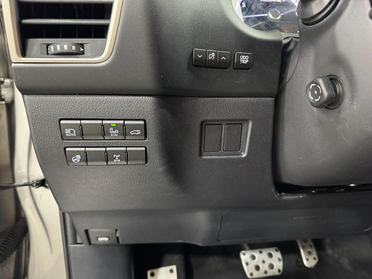 Lexus NX Vehicle Full-screen Gallery Image 29