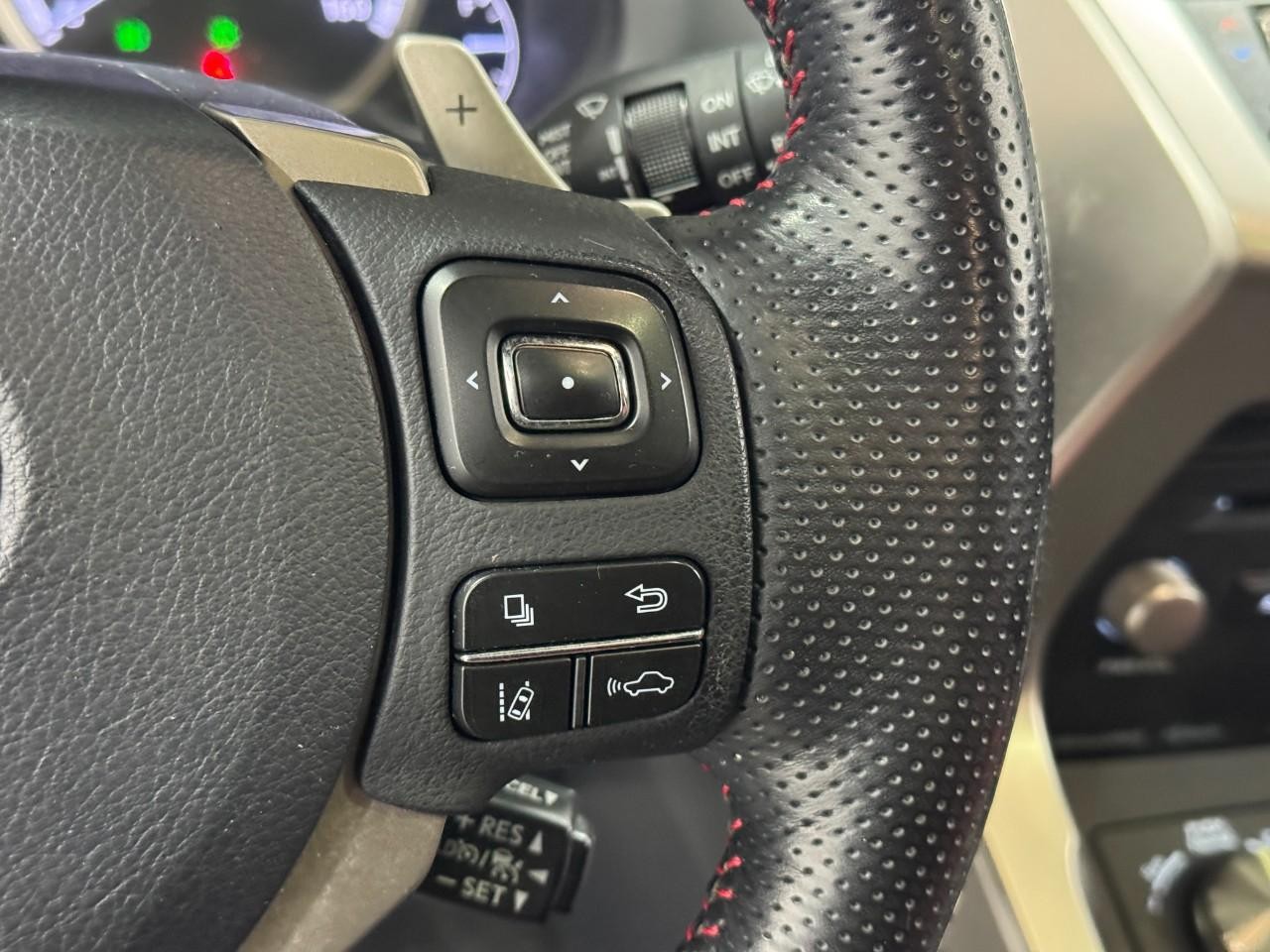 Lexus NX Vehicle Full-screen Gallery Image 31