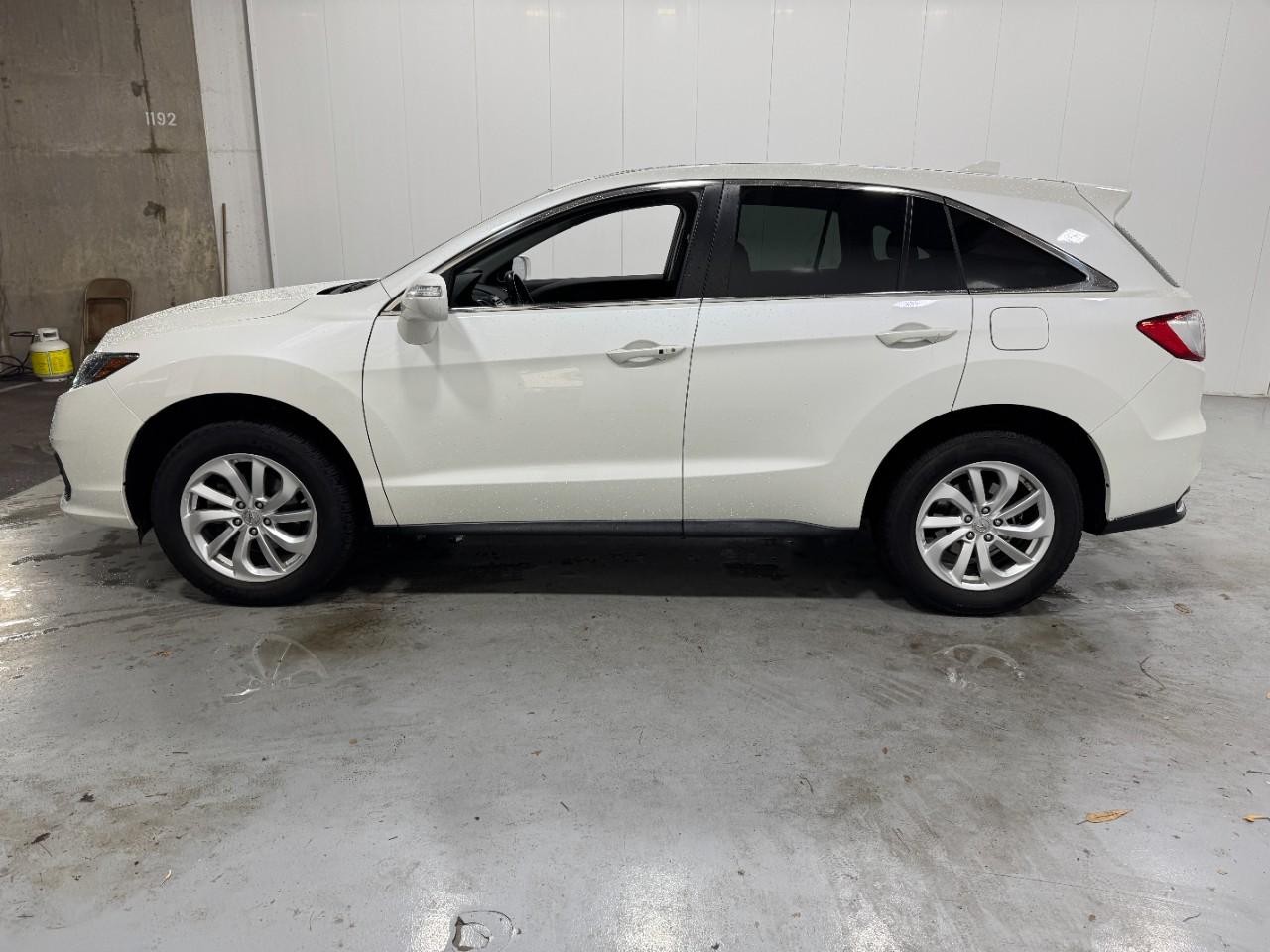 Acura RDX Vehicle Full-screen Gallery Image 2