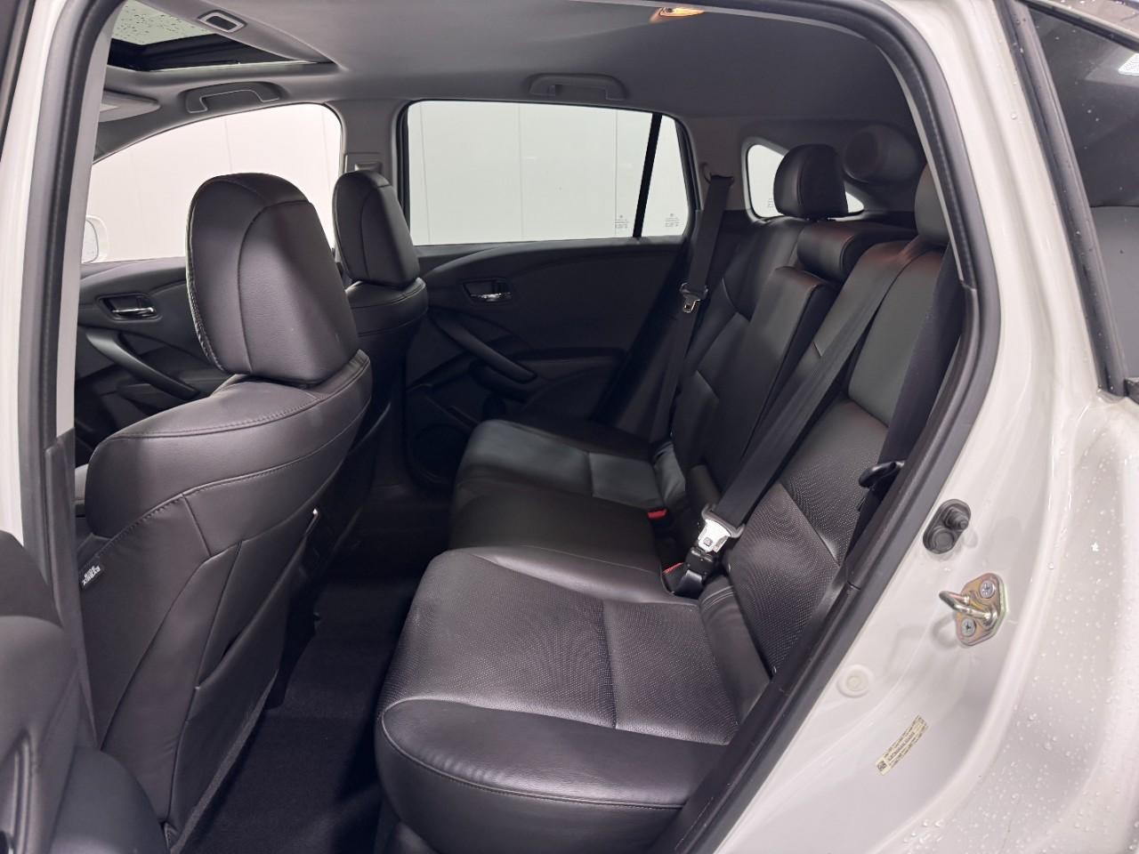 Acura RDX Vehicle Full-screen Gallery Image 8