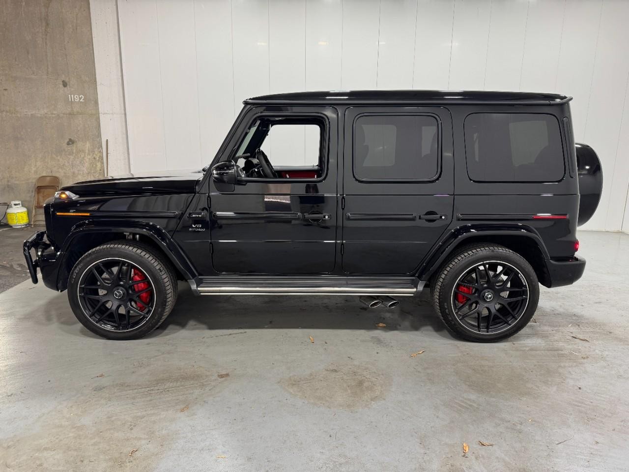 Mercedes-Benz G-Class Vehicle Full-screen Gallery Image 2