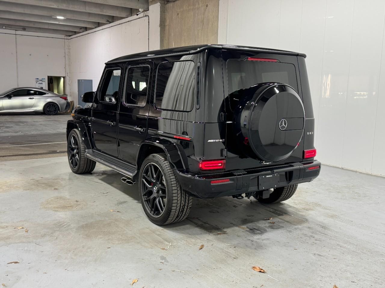 Mercedes-Benz G-Class Vehicle Full-screen Gallery Image 3