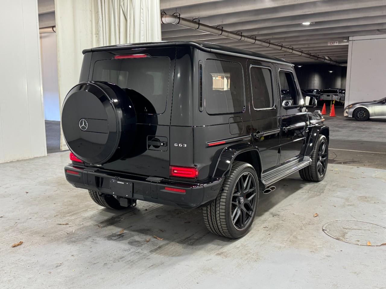 Mercedes-Benz G-Class Vehicle Full-screen Gallery Image 4