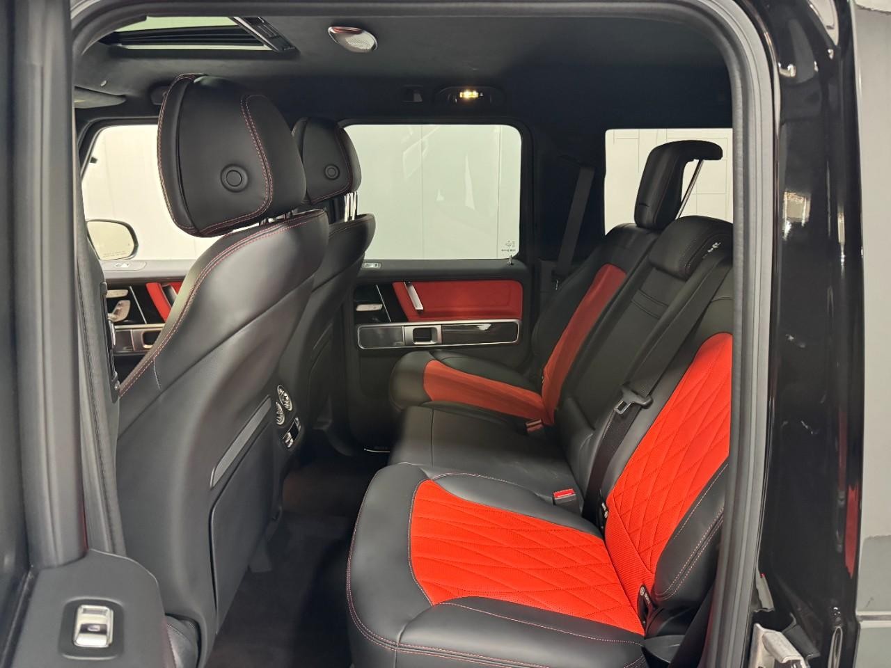 Mercedes-Benz G-Class Vehicle Full-screen Gallery Image 8