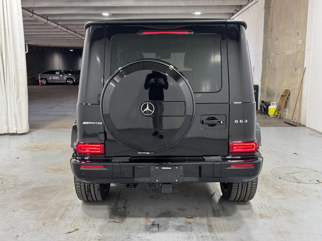 Mercedes-Benz G-Class Vehicle Full-screen Gallery Image 9