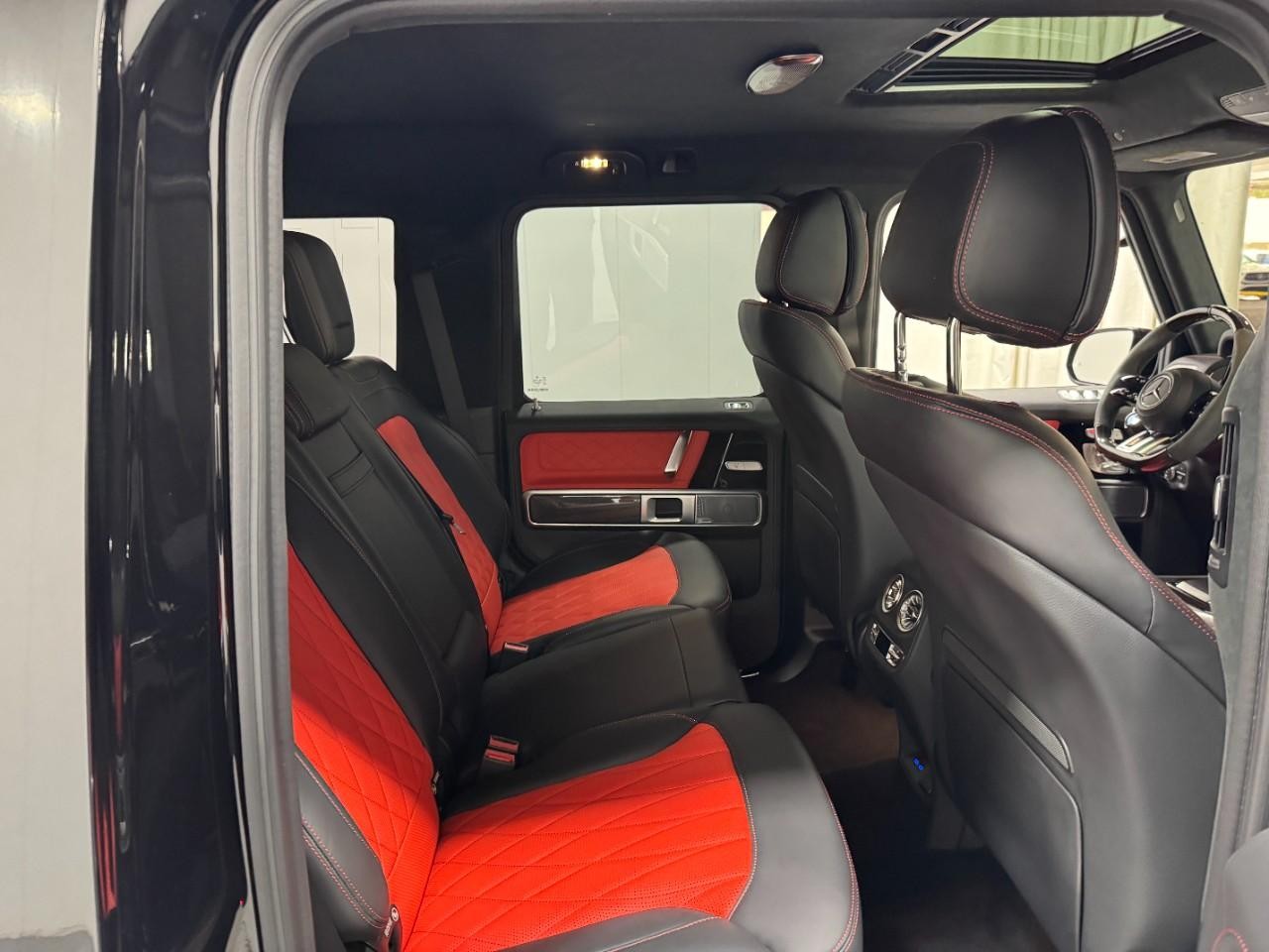 Mercedes-Benz G-Class Vehicle Full-screen Gallery Image 10