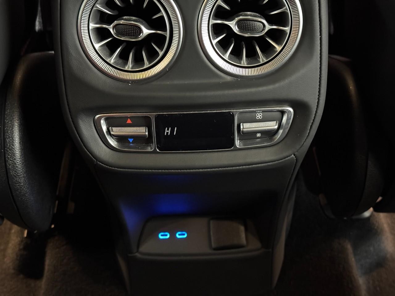 Mercedes-Benz G-Class Vehicle Full-screen Gallery Image 11