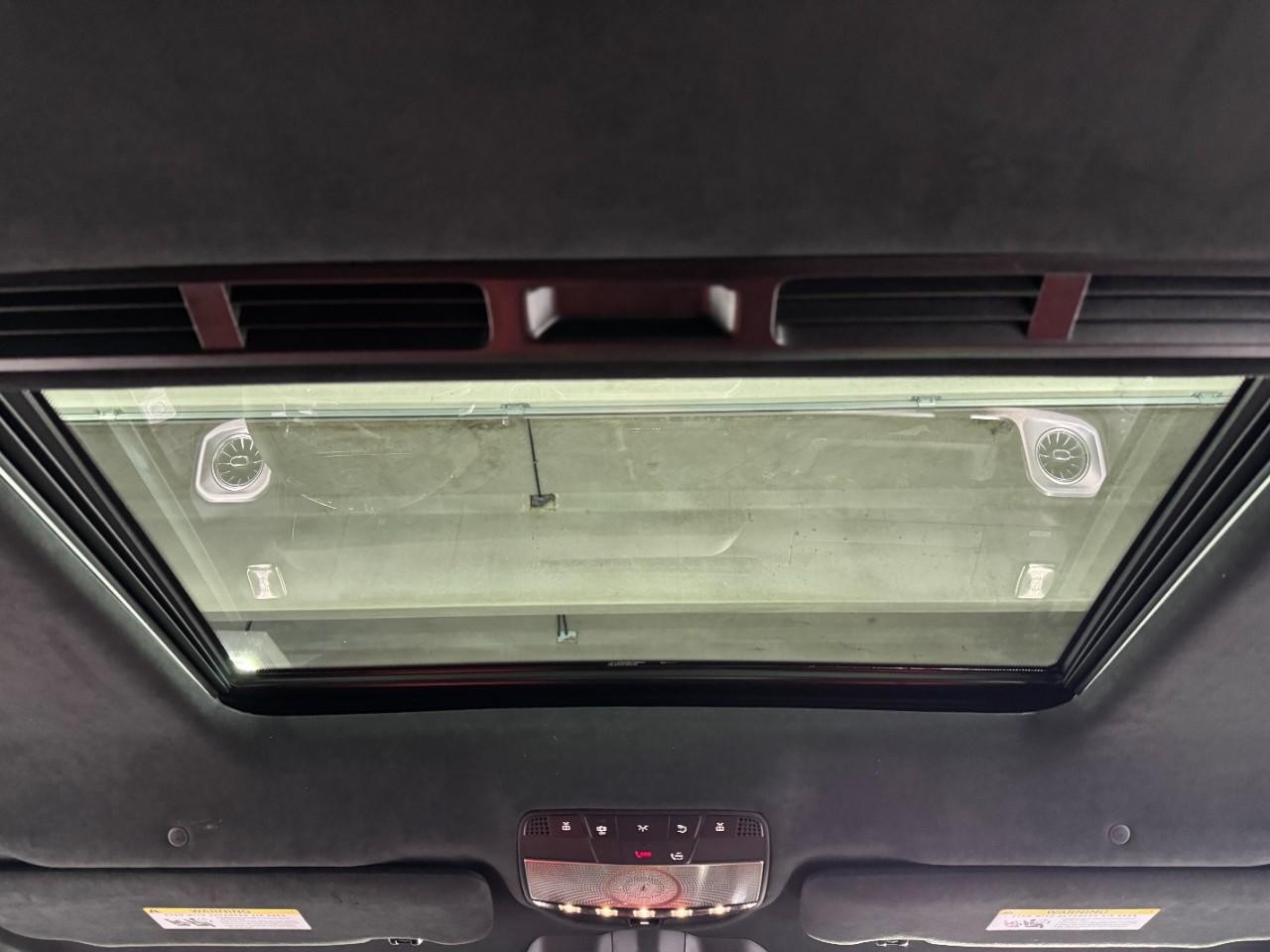 Mercedes-Benz G-Class Vehicle Full-screen Gallery Image 12