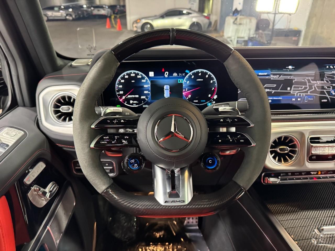 Mercedes-Benz G-Class Vehicle Full-screen Gallery Image 14