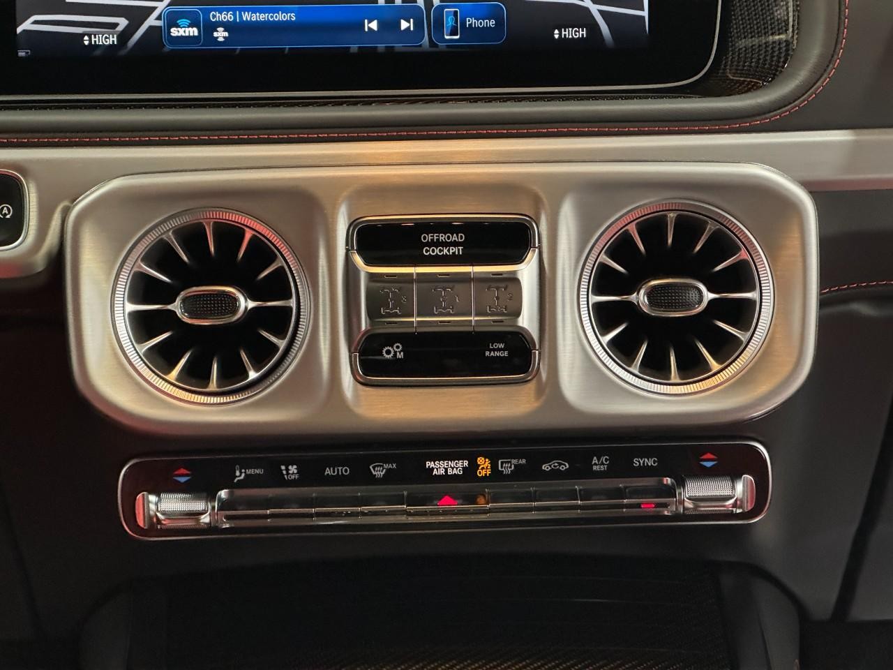 Mercedes-Benz G-Class Vehicle Full-screen Gallery Image 16