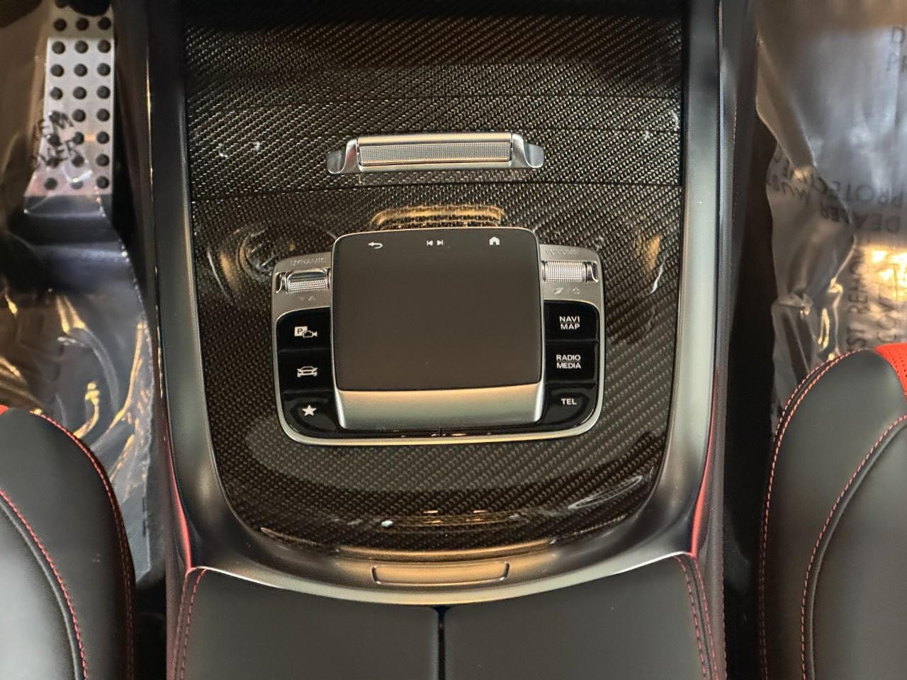 Mercedes-Benz G-Class Vehicle Full-screen Gallery Image 17