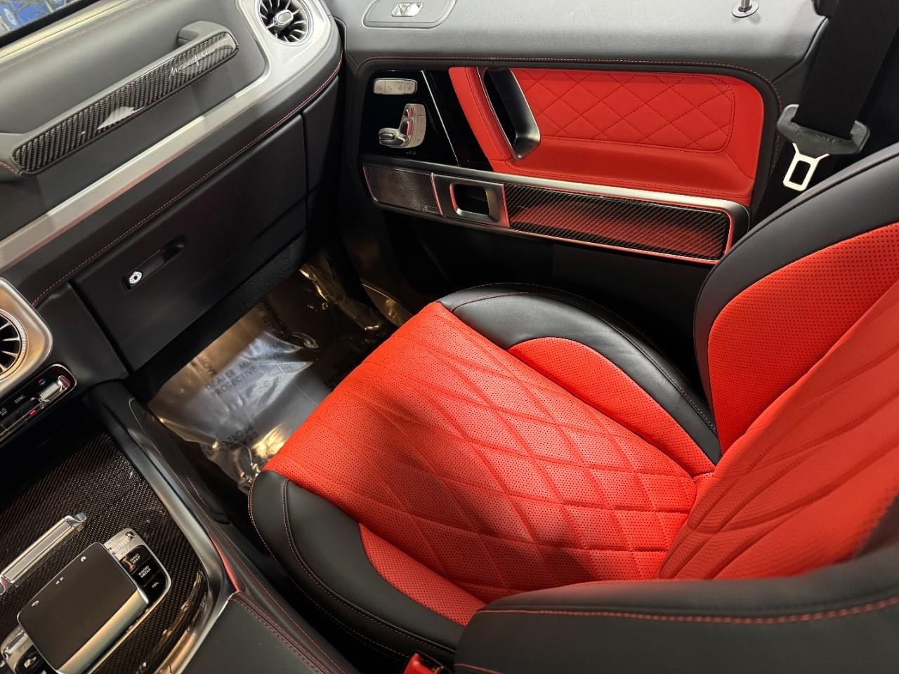 Mercedes-Benz G-Class Vehicle Full-screen Gallery Image 18