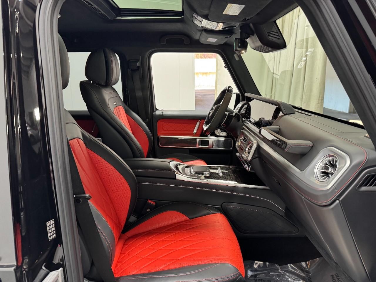 Mercedes-Benz G-Class Vehicle Full-screen Gallery Image 19