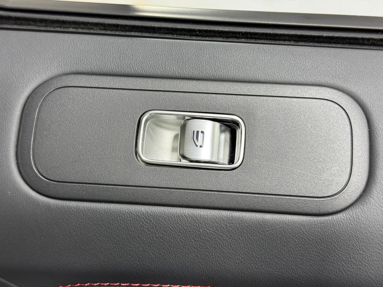 Mercedes-Benz G-Class Vehicle Full-screen Gallery Image 21