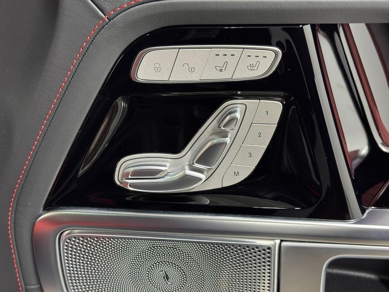 Mercedes-Benz G-Class Vehicle Full-screen Gallery Image 22