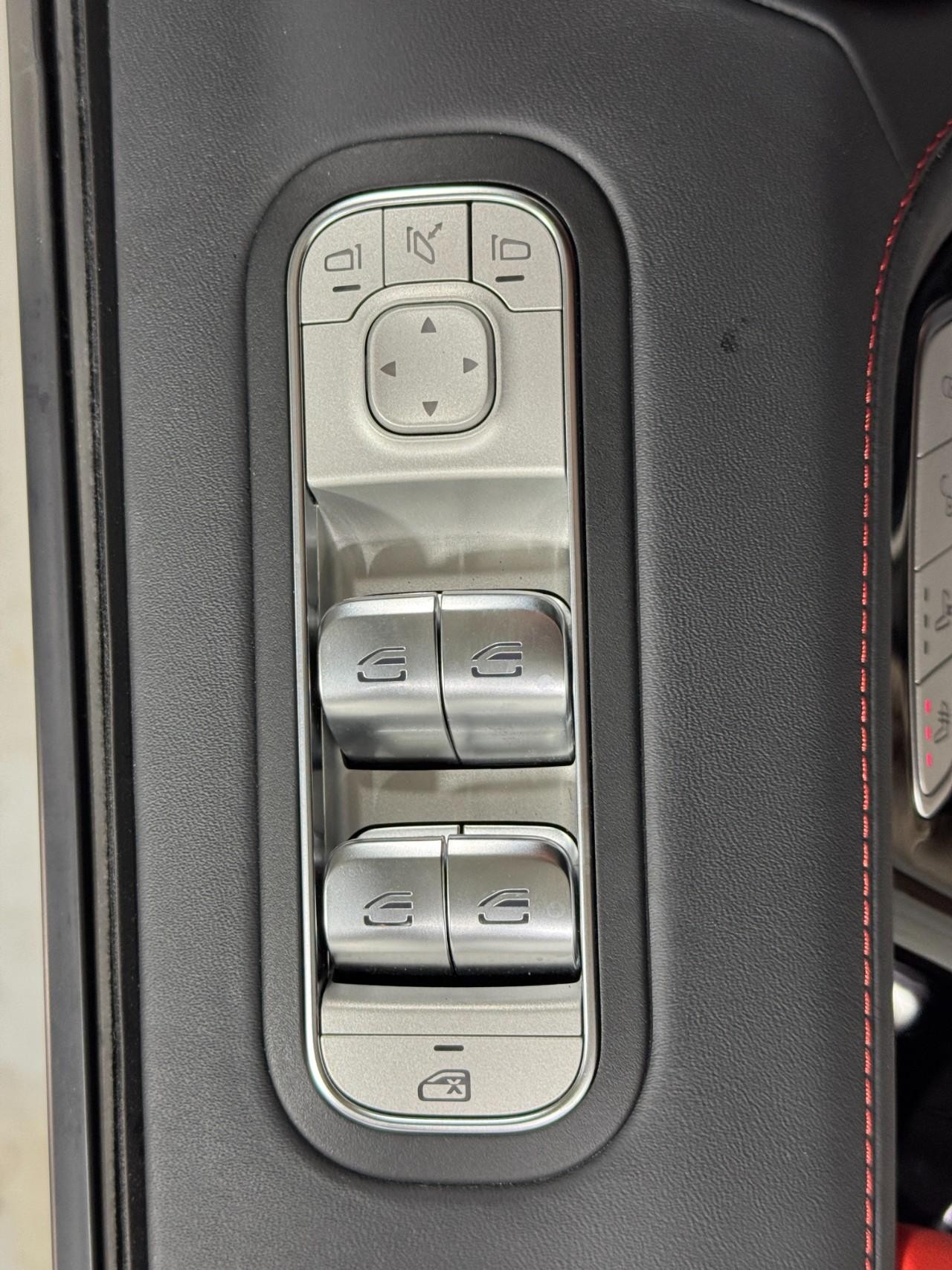 Mercedes-Benz G-Class Vehicle Full-screen Gallery Image 23