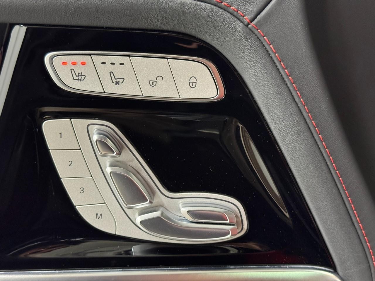 Mercedes-Benz G-Class Vehicle Full-screen Gallery Image 24