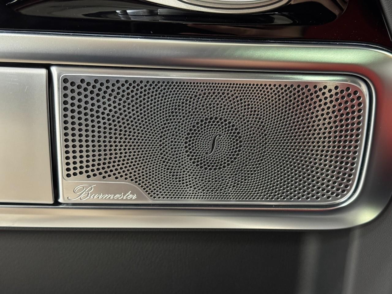 Mercedes-Benz G-Class Vehicle Full-screen Gallery Image 25