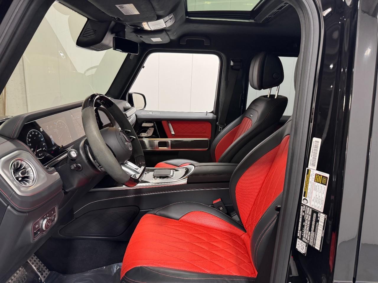 Mercedes-Benz G-Class Vehicle Full-screen Gallery Image 26