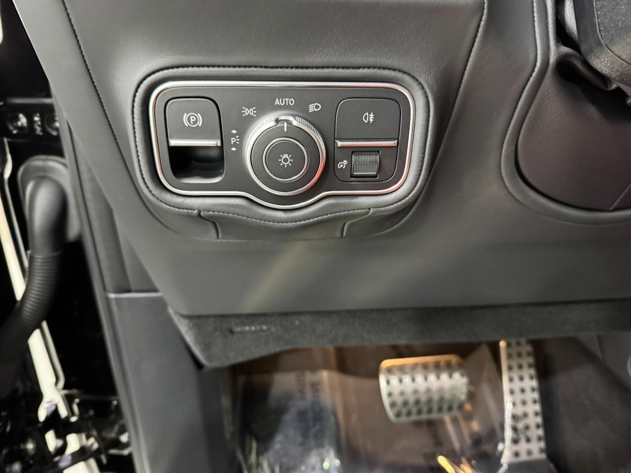 Mercedes-Benz G-Class Vehicle Full-screen Gallery Image 28