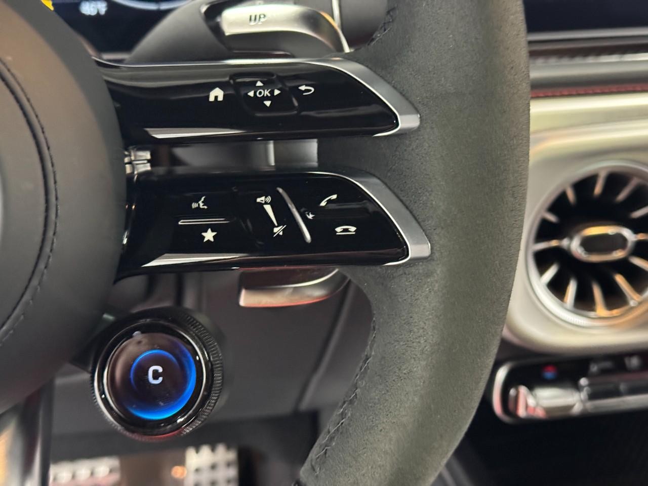 Mercedes-Benz G-Class Vehicle Full-screen Gallery Image 30