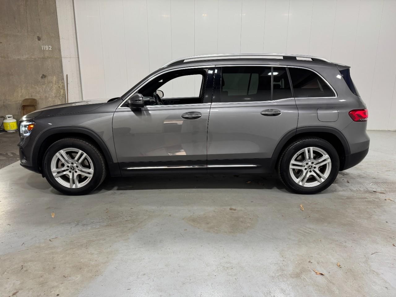 Mercedes-Benz GLB Vehicle Full-screen Gallery Image 2