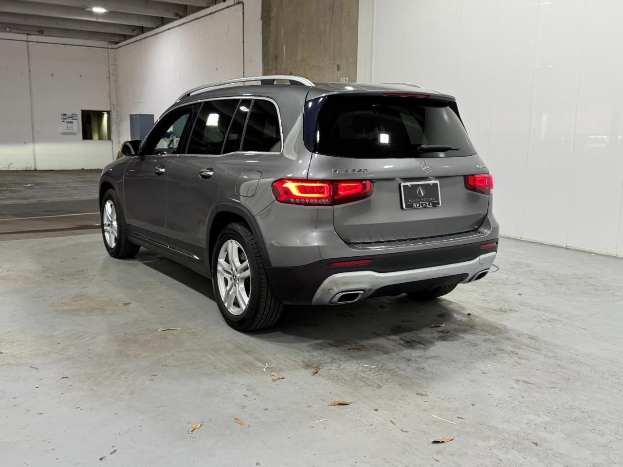 Mercedes-Benz GLB Vehicle Full-screen Gallery Image 3