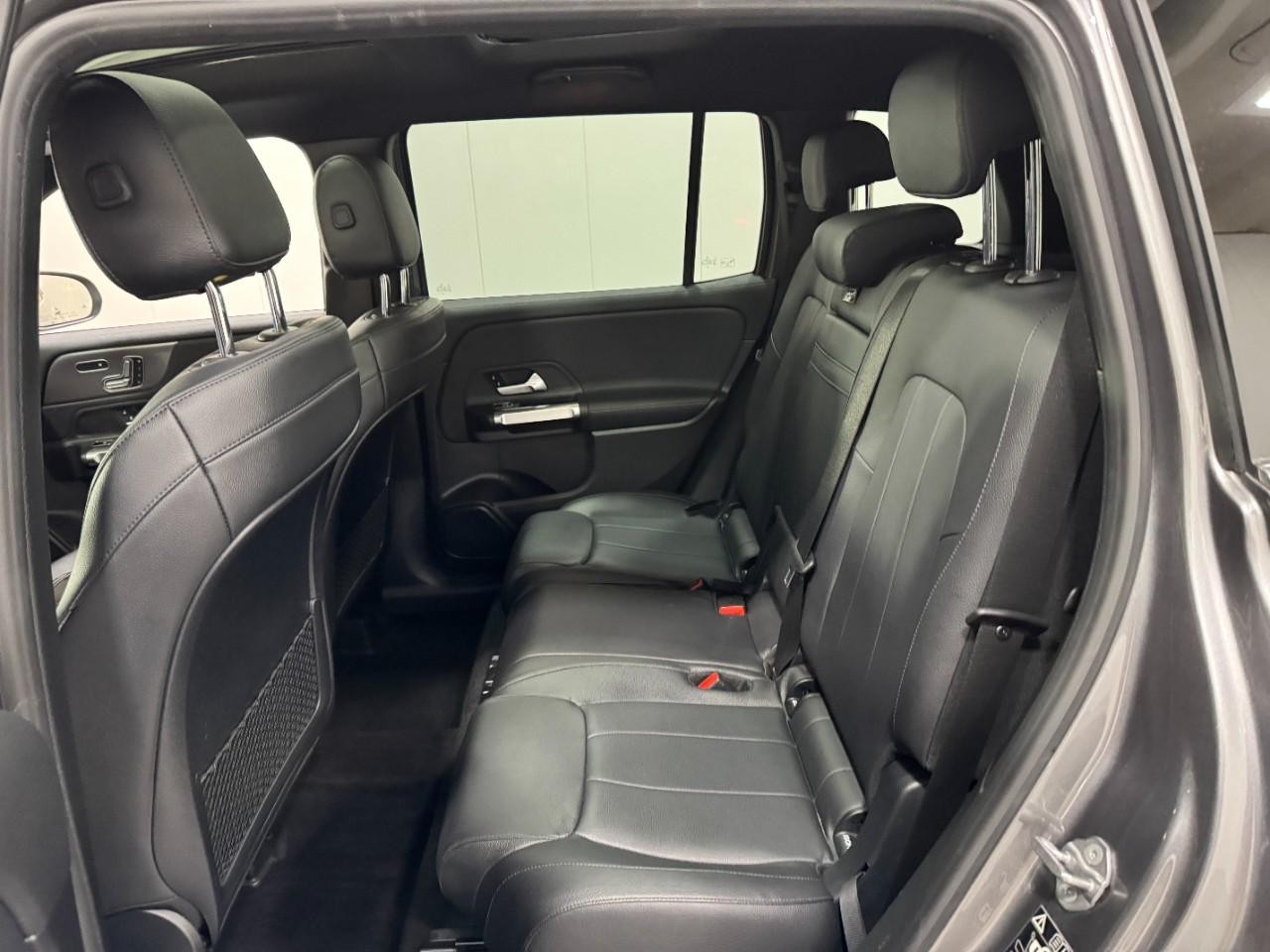 Mercedes-Benz GLB Vehicle Full-screen Gallery Image 8