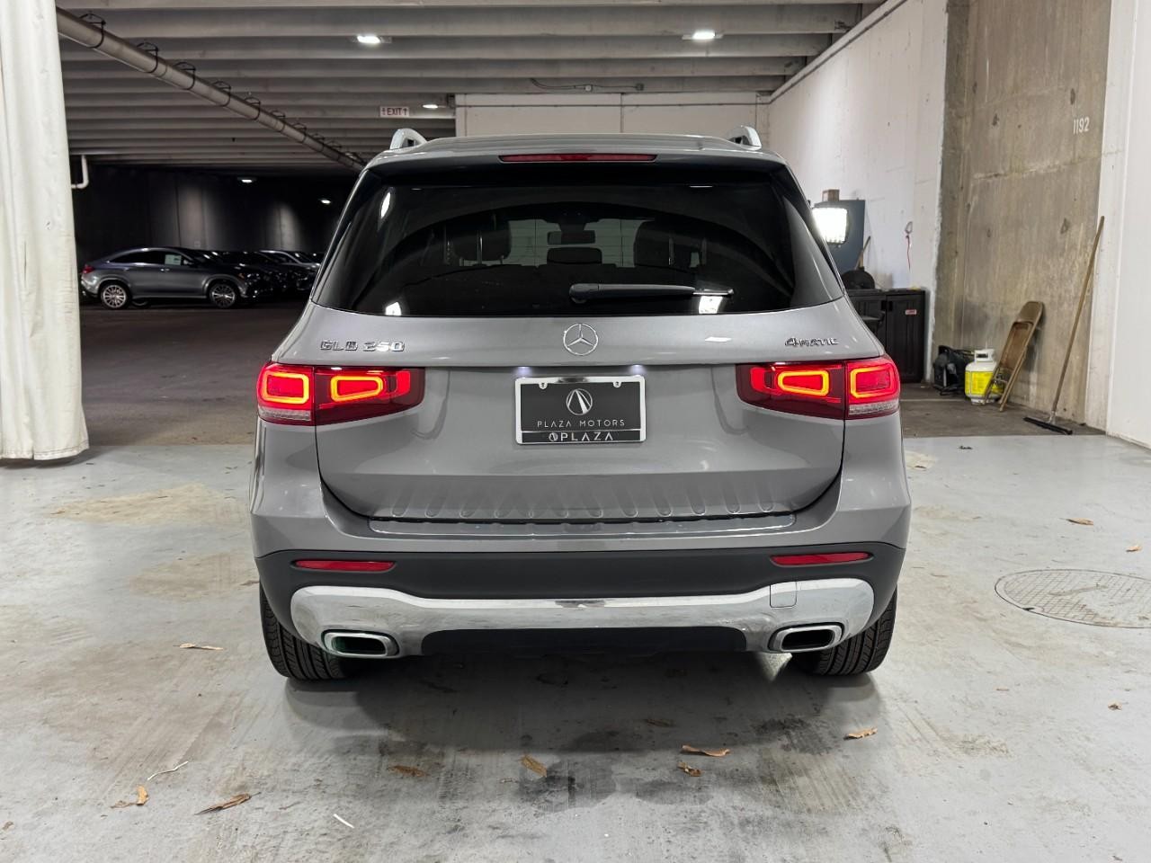 Mercedes-Benz GLB Vehicle Full-screen Gallery Image 9