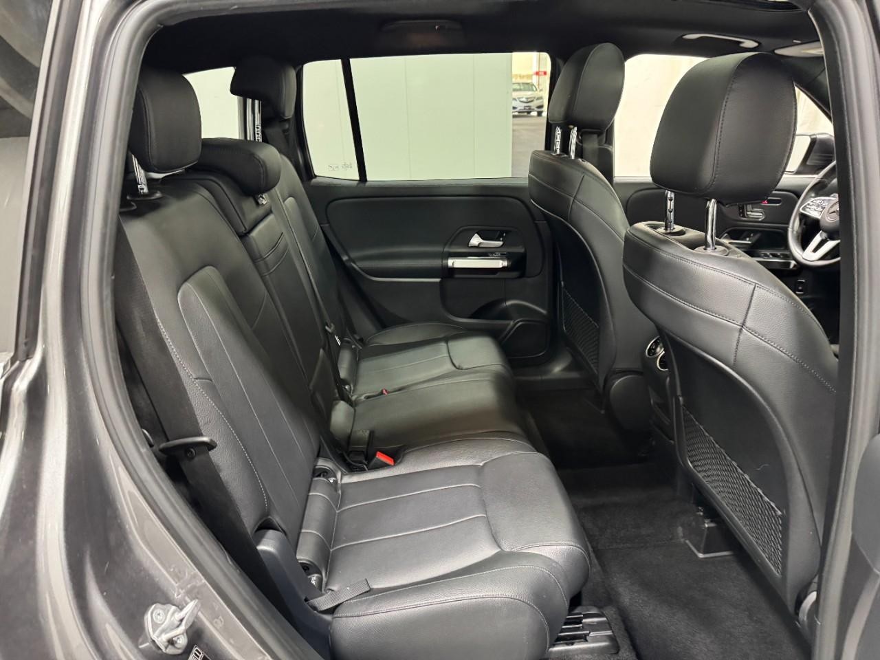 Mercedes-Benz GLB Vehicle Full-screen Gallery Image 10