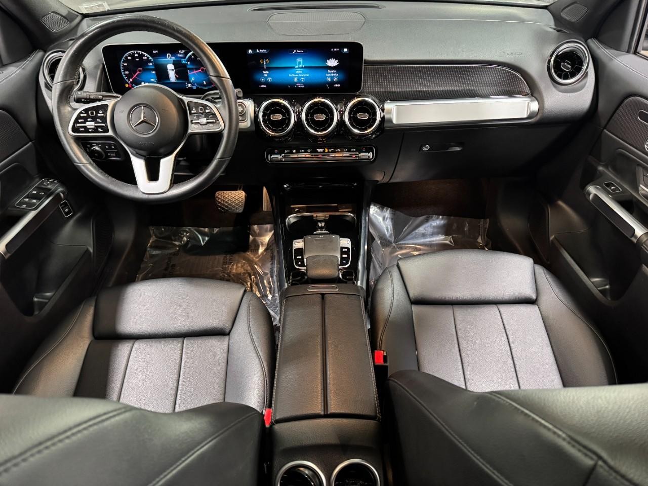 Mercedes-Benz GLB Vehicle Full-screen Gallery Image 12