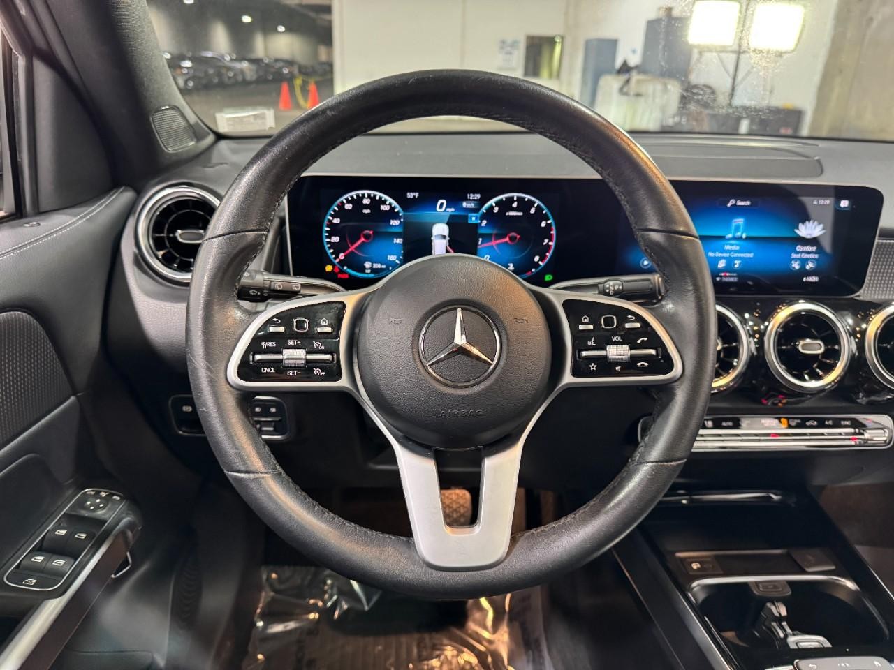 Mercedes-Benz GLB Vehicle Full-screen Gallery Image 13