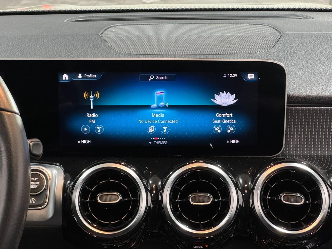 Mercedes-Benz GLB Vehicle Full-screen Gallery Image 14