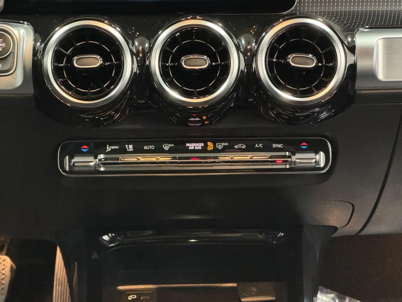 Mercedes-Benz GLB Vehicle Full-screen Gallery Image 15